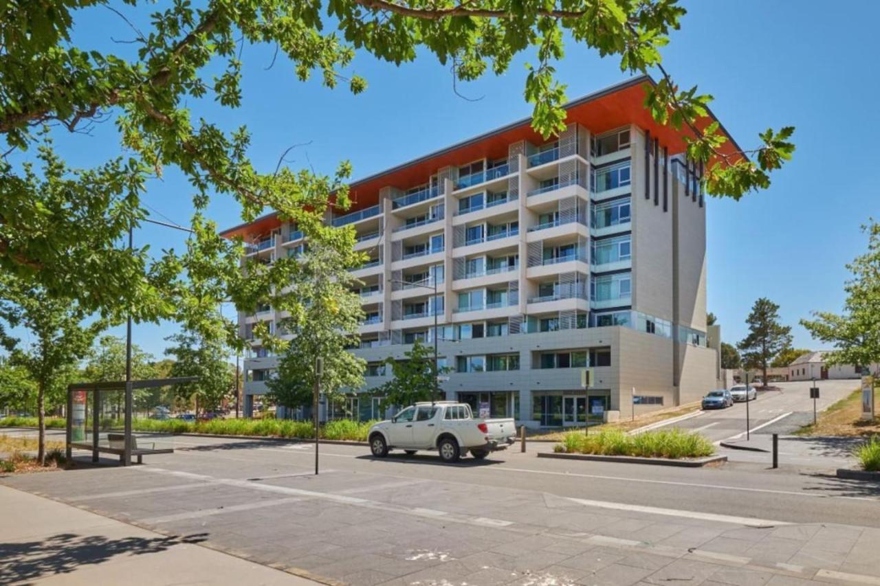 Homely Modern Apt By Lake Between City And Russell Canberra Kültér fotó